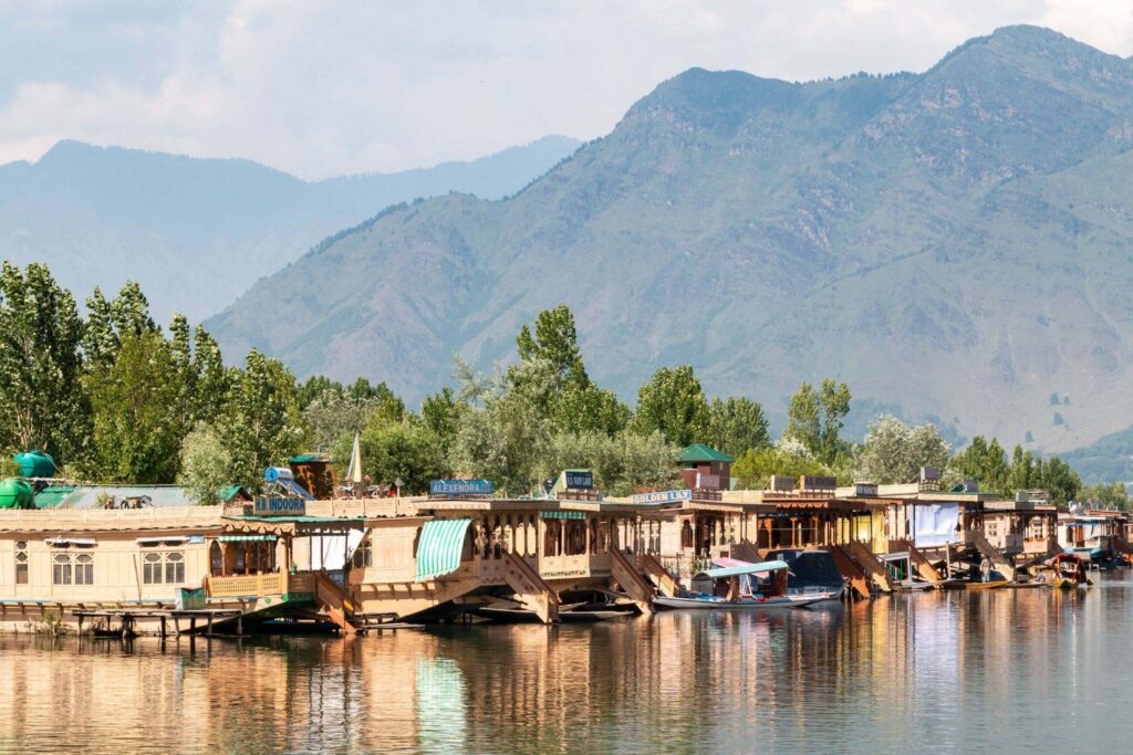 Best-Places-to-Visit-in-Kashmir-Dal-Lake-scaled
